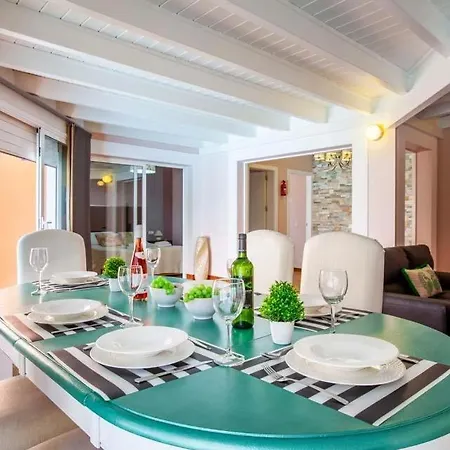 Villa Sleeps 6 Pool Air Con Wifi