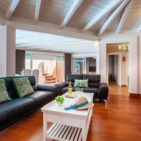 Sleeps 6 Pool Air Con Wifi